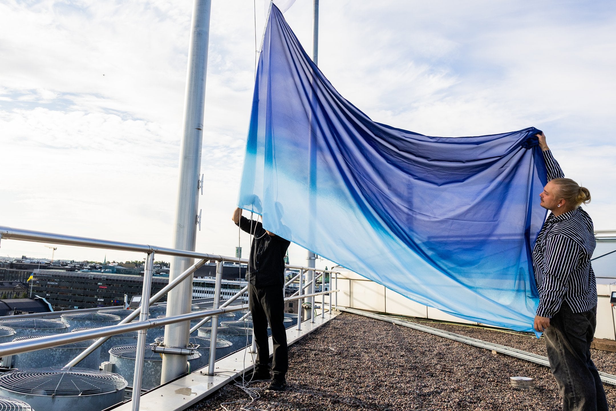 Helsingin Juhlaliputus käynnistyi Sanomatalolla 18. elokuuta järjestetyllä lipunnostolla. 