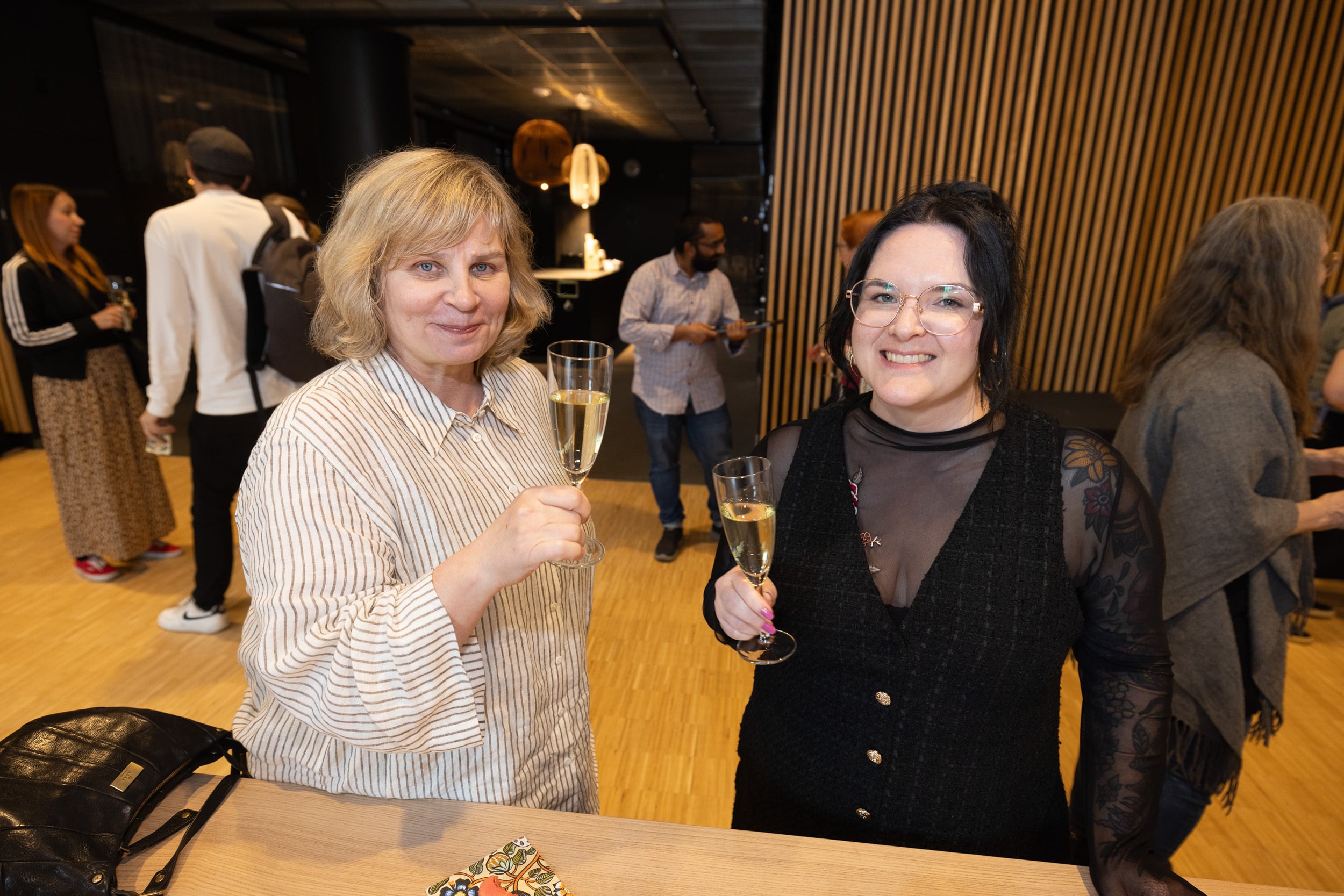 Sanna Maskulin (vas.) mentoroi Veera Kaukoniemeä. ”Mentorointi avasi silmät siihen, miten valtava määrä mahdollisuuksia tässä talossa oikeasti on. Olen nykyään yksi ohjelman suurimmista puolestapuhujista”, Veera sanoo.