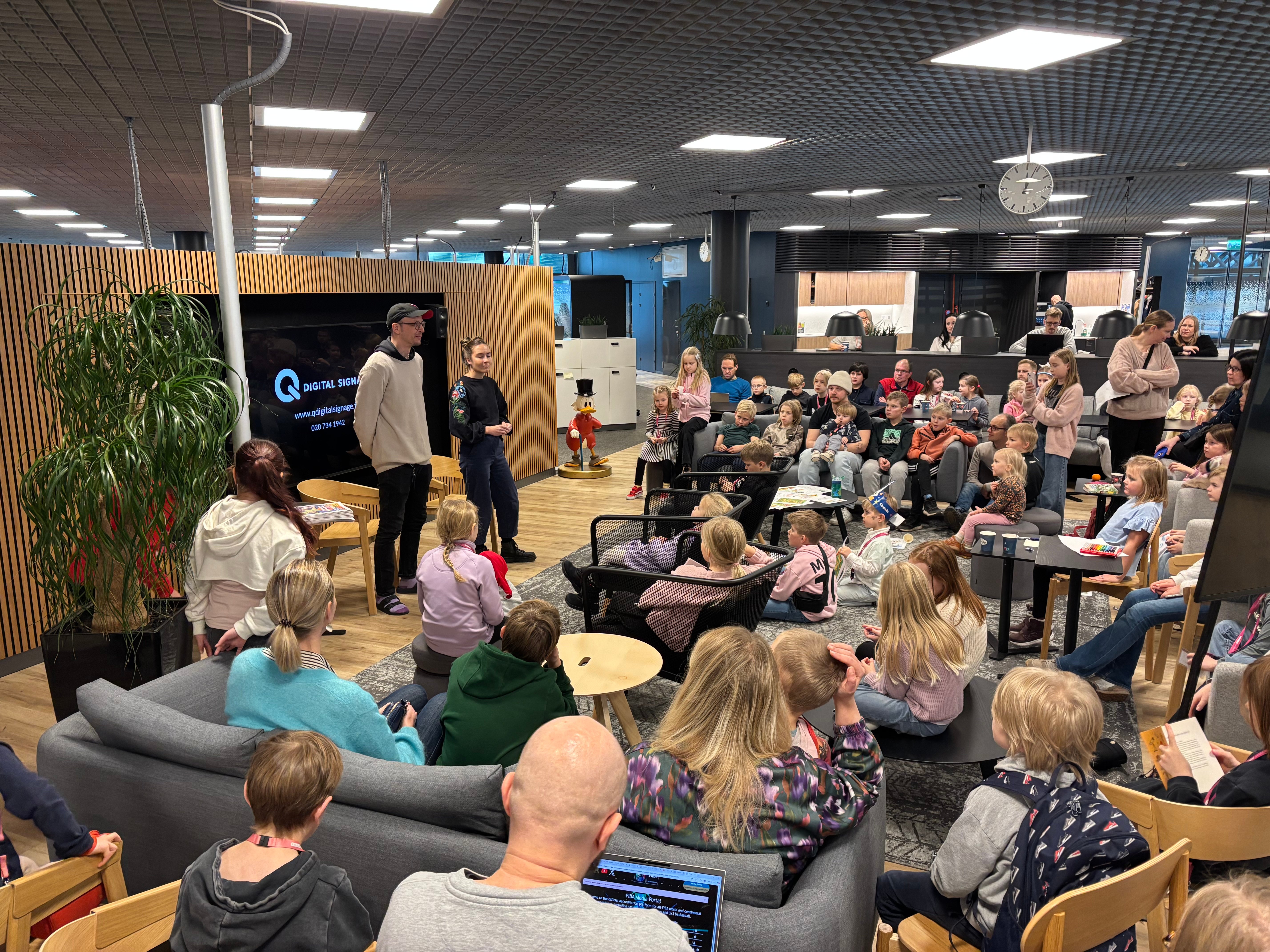 Lasten vieraaksi saapuivat myös Lasten uutisten toimittajat Kukka Andersson ja Panu Jansson.