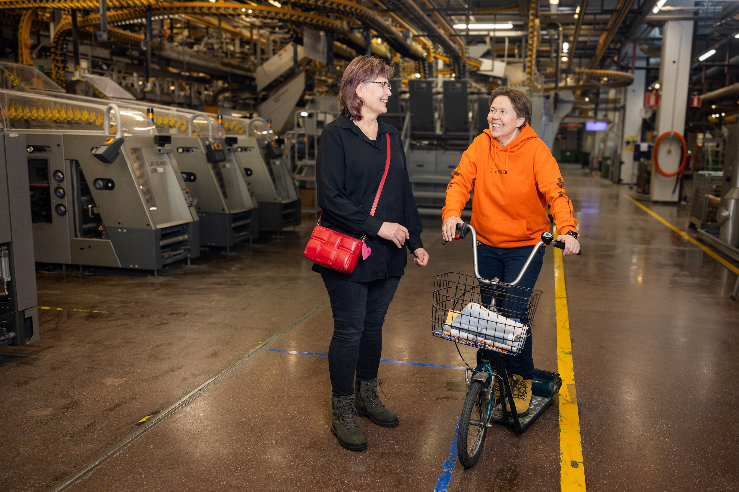 Riitta Salo (vas.) ja Anne Skönroos ovat sisaruksia, jotka työskentelevät Sanoman painossa.