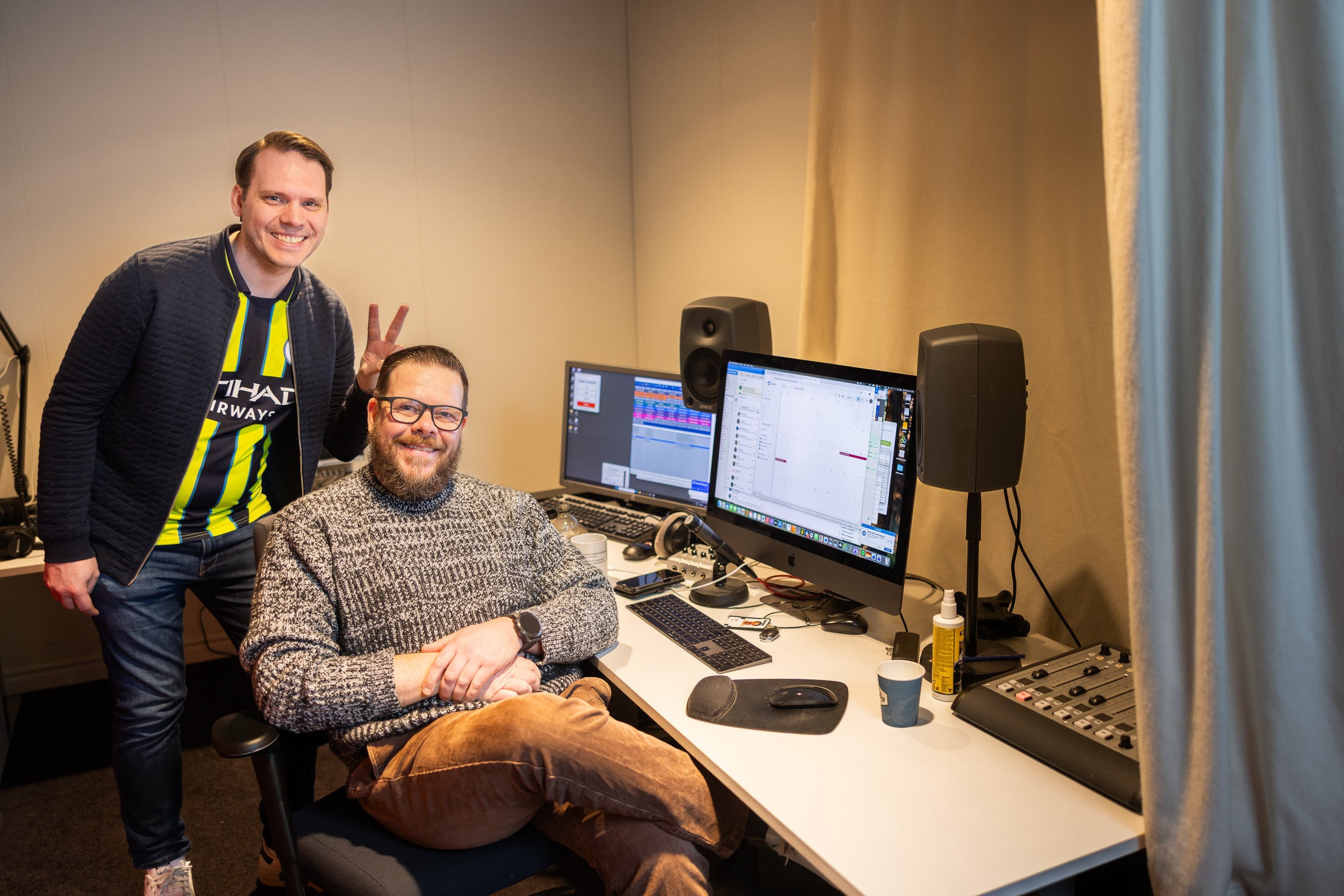 Nelonen Medialla äänituottaja työskentelevä Teemu Raita (oik.) on Nelonen Median taloudessa työskentelevän Toni Ertolahden serkku.